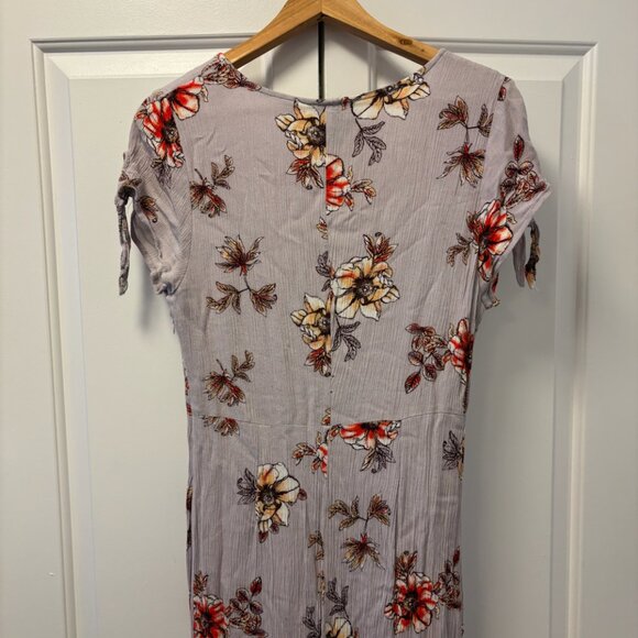 Short-Sleeved Summer Dress - Maxi Length - Women's Large - Purple, Floral - Picture 4 of 4